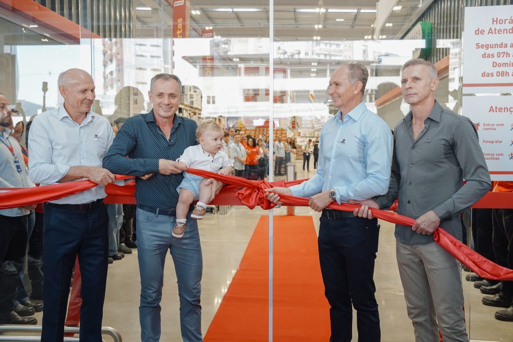 Komprão inaugura loja em Camboriú com checkouts híbridos