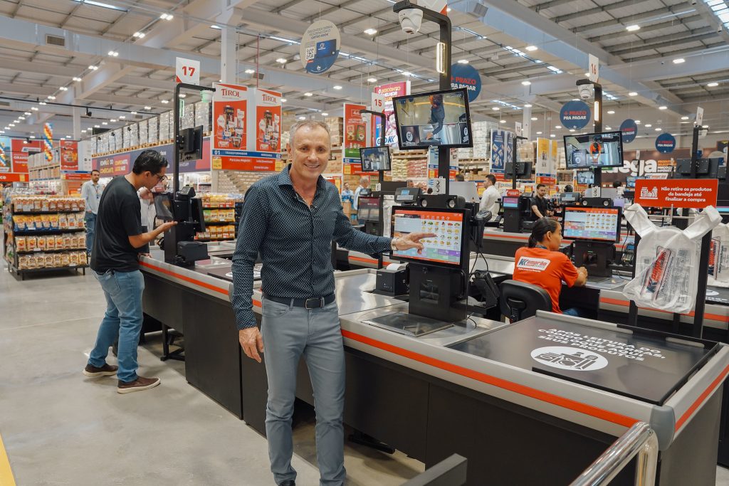 Komprão inaugura loja em Camboriú com checkouts híbridos