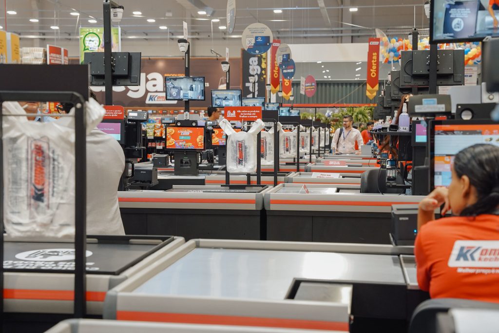 Komprão inaugura loja em Camboriú com checkouts híbridos