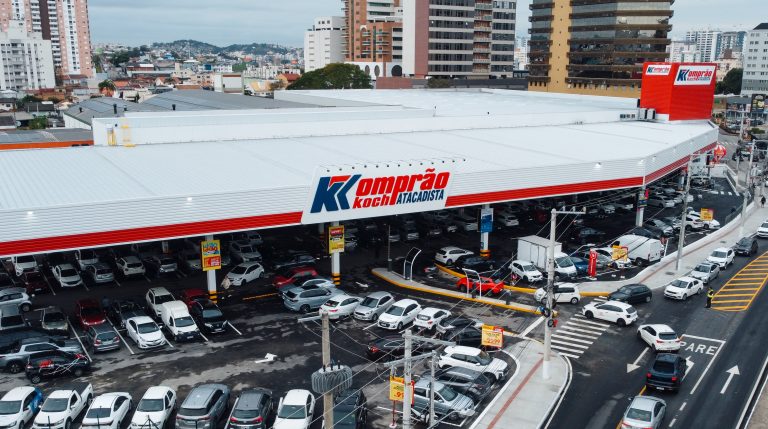 Grupo Koch inaugura quarta loja Komprão em São José